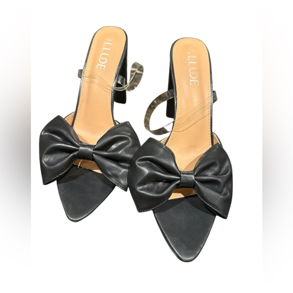 Illude Brand Holiday Pumps
